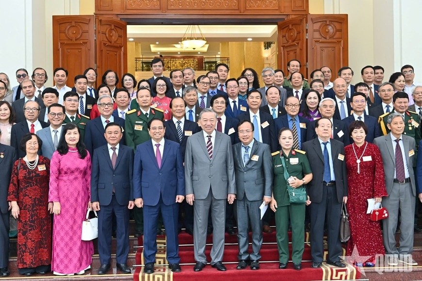 Tổng Bí thư Tô Lâm với đại biểu các trí thức, nhà khoa học, văn nghệ sĩ.