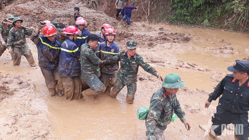 Cán bộ, chiến sĩ Ban chỉ huy Phòng thủ khu vực 3 - Na Son, cùng Trung đoàn 741 và lực lượng công an tìm thấy thi thể hai trẻ dưới lớp bùn.