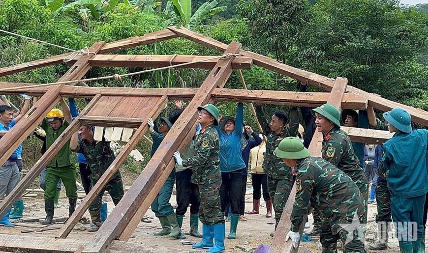 Cán bộ, chiến sĩ Ban chỉ huy Phòng thủ khu vực 3 - Na Son tháo dỡ nhà dân ra khỏi khu vực có nguy cơ sạt lở.