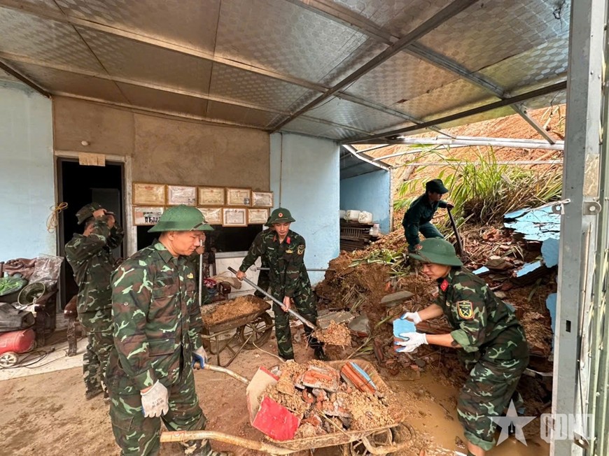 Cán bộ, chiến sĩ Ban chỉ huy Phòng thủ khu vực 3 - Na Son giúp dân dọn dẹp nhà cửa tại bản Chua Ta 2, xã Tìa Dình.