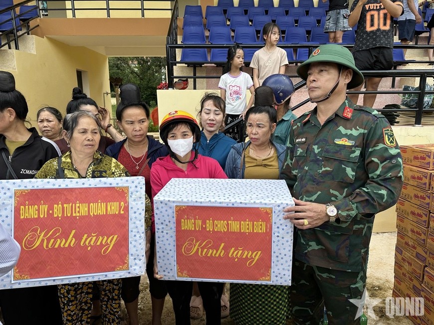 Đại tá Trịnh Đức Thiêm, Chỉ huy trưởng Bộ CHQS tỉnh tặng quà cho bà con bị ảnh hưởng mưa lũ tại xã Na Son.