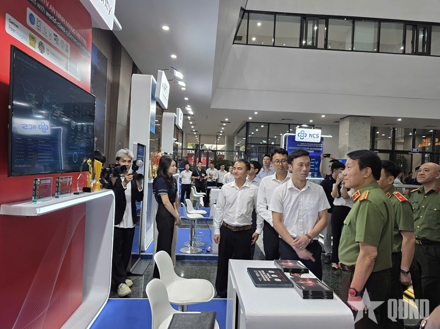 Đại tướng Lương Tam Quang, Ủy viên Bộ Chính trị, Bộ trưởng Bộ Công an và các đại biểu tham quan gian hàng công nghệ tại sự kiện.