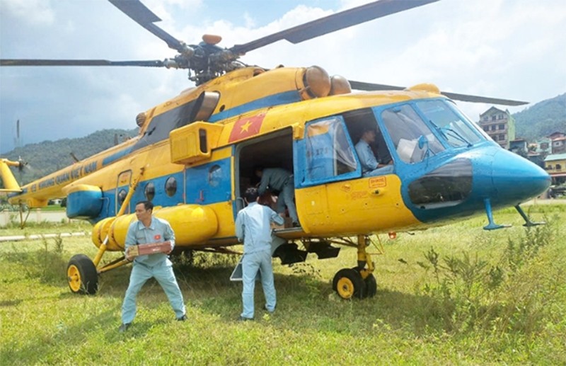 Trực thăng thả hàng cứu trợ đồng bào vùng lũ.