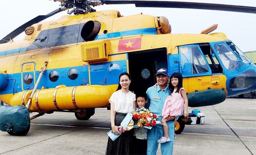 Người thân chúc mừng phi công, thành viên tổ bay hoàn thành thắng lợi nhiệm vụ trở về sân bay.
