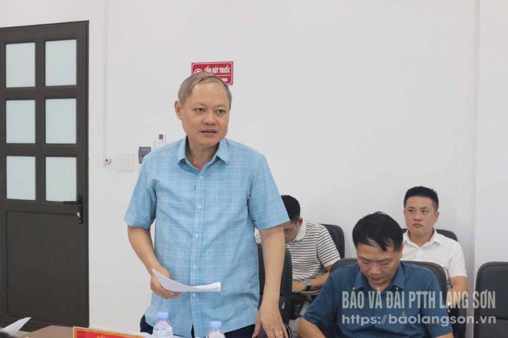 Lãnh đạo Trung tâm Phát triển quỹ đất tỉnh báo cáo một số nội dung tại buổi làm việc