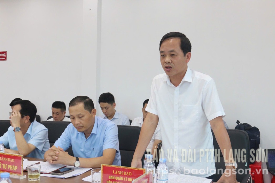 Lãnh đạo Ban Quản lý dự án đầu tư xây dựng tỉnh phát biểu tại buổi làm việc