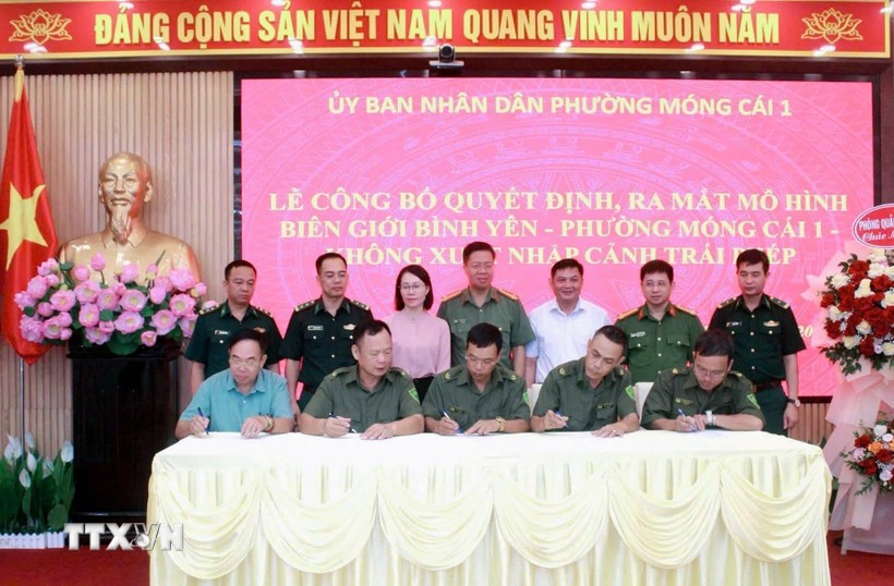 Các trưởng khu ký cam kết chấp hành pháp luật trong phòng chống xuất nhập cảnh trái phép. (Ảnh: TTXVN phát)