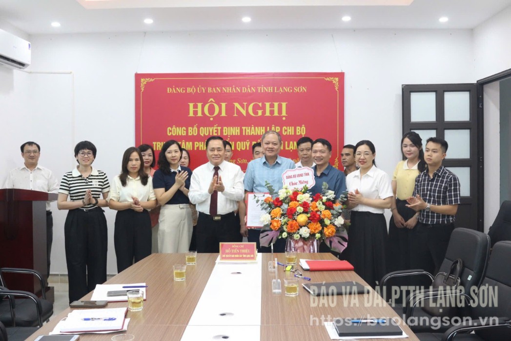 Đồng chí Hồ Tiến Thiệu, Phó Bí thư Tỉnh ủy, Chủ tịch UBND tỉnh, Bí thư Đảng ủy UBND tỉnh trao Quyết định thành lập Chi bộ TTPTQĐ tỉnh