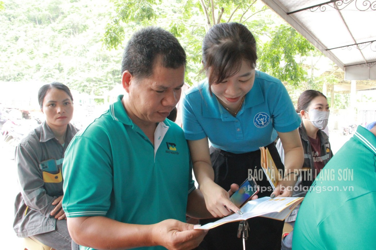 Cán bộ BHXH khu vực Văn Lãng tuyên truyền chính sách BHXH, BHYT cho người lao động Công ty Cổ phần vận tải thương mại Bảo Nguyên (xã Hoàng Văn Thụ)