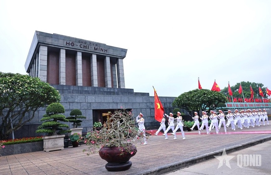 Cán bộ, chiến sĩ Bộ tư lệnh Lăng Chủ tịch Hồ Chí Minh thực hiện Nghi lễ Thượng cờ Quốc gia trên Quảng trường Ba Đình, tháng 7-2025. Ảnh: NGỌC HÀ