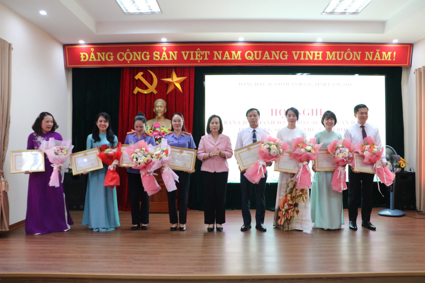 Đồng chí Đoàn Thị Hậu, Phó Bí thư Thường trực Tỉnh ủy, Chủ tịch HĐND tỉnh, Bí thư Đảng ủy CCQ Đảng tỉnh tặng giấy khen cho các tập thể, cá nhân có thành tích xuất sắc trong 10 năm thực hiện Chỉ thị số 05-CT/TW ngày 15/5/2016 của Bộ Chính trị