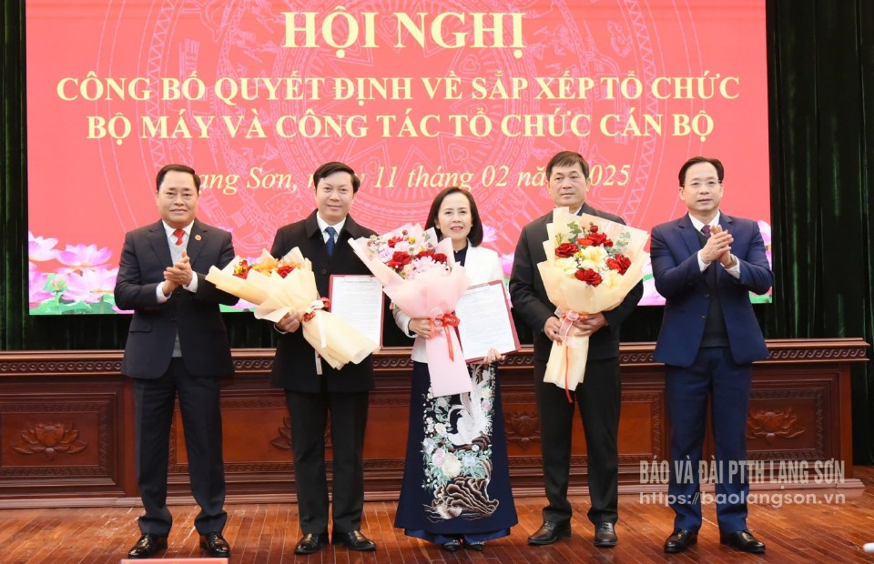 Đồng chí Hoàng Văn Nghiệm, Bí thư Tỉnh ủy, Trưởng Đoàn đại biểu Quốc hội tỉnh và đồng chí Hồ Tiến Thiệu, Phó Bí thư Tỉnh ủy, Chủ tịch UBND tỉnh trao quyết định và tặng hoa chúc mừng lãnh đạo Đảng ủy các cơ quan Đảng tỉnh - Ảnh: ĐÌNH QUANG