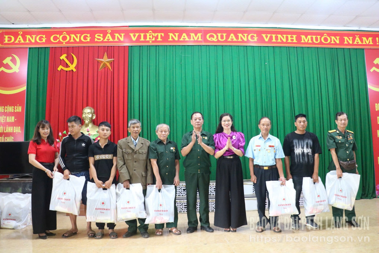 lđ hội ctđ tỉnh trao quà cho các nncddc trên địa bàn phường Kỳ Lừa