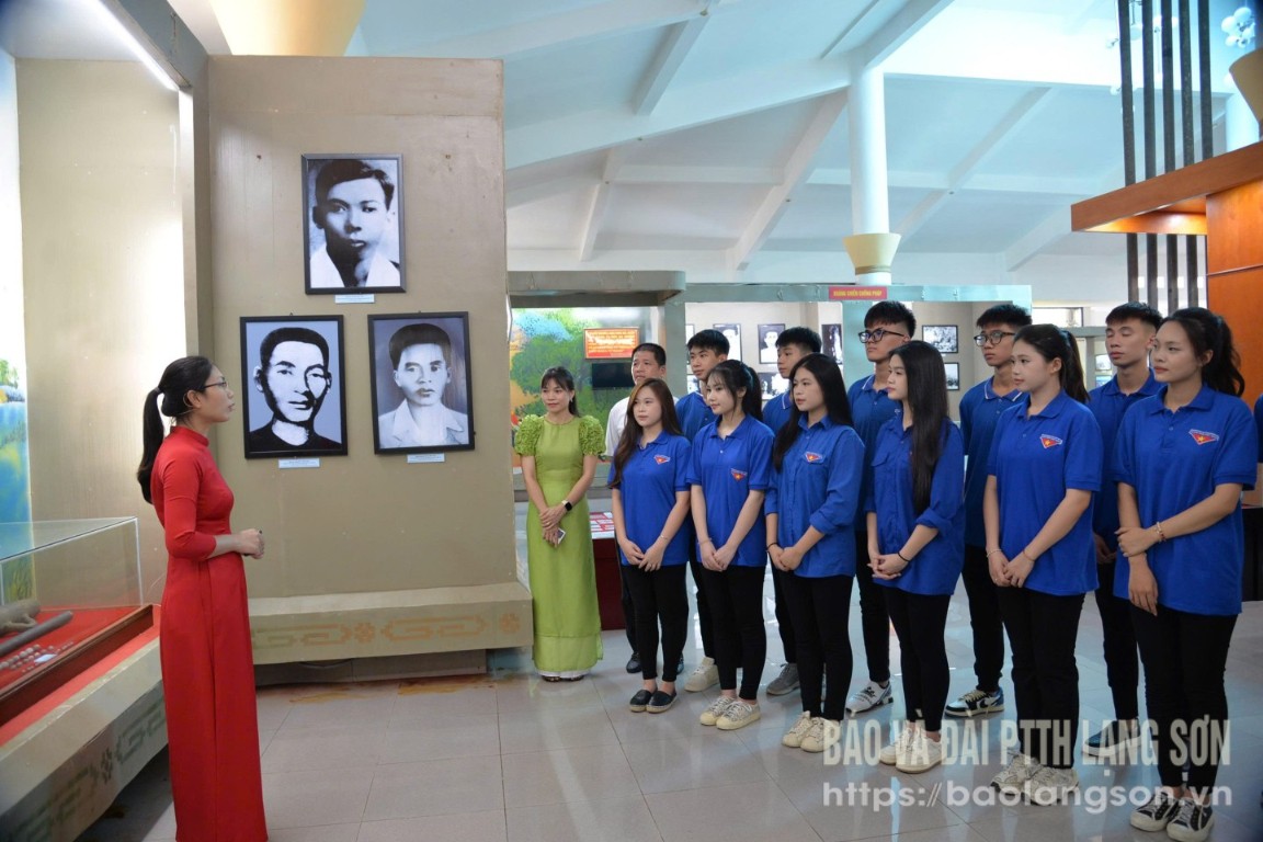 Thuyết minh viên Bảo tàng tỉnh giới thiệu các tư liệu, hình ảnh về cuộc đời và sự nghiệp cách mạng của đồng chí Lương Văn Tri cho đoàn viên thanh niên
