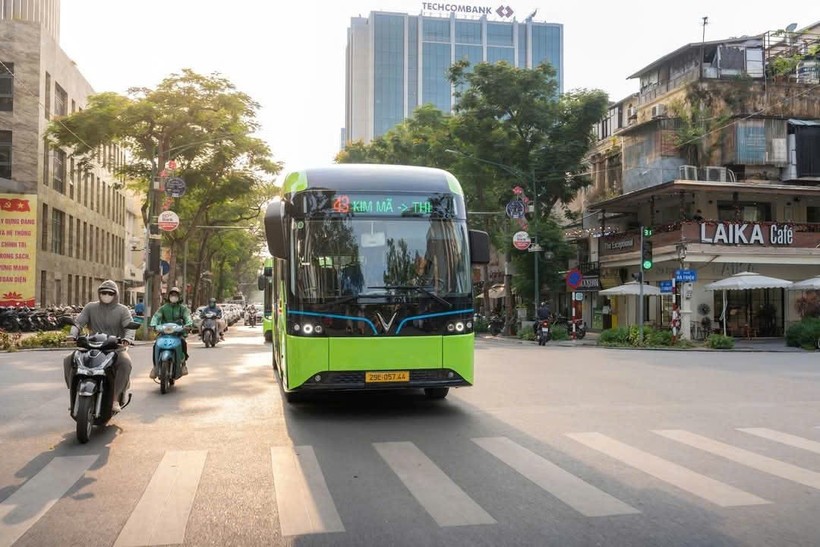 Một tuyến xe buýt điện hoạt động trong khu vực nội đô Hà Nội. (Ảnh: PV/Vietnam+)