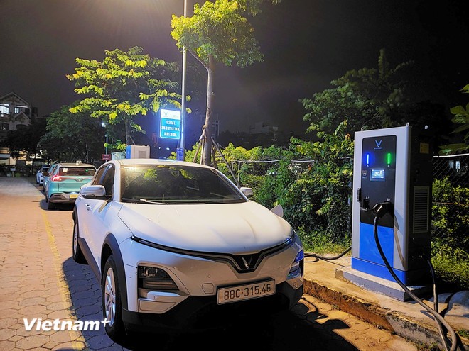 Một trụ sạc dành cho xe ôtô điện được bố trí ngay sân của tòa chung cư tại Hà Nội. (Ảnh: Việt Hùng/Vietnam+)