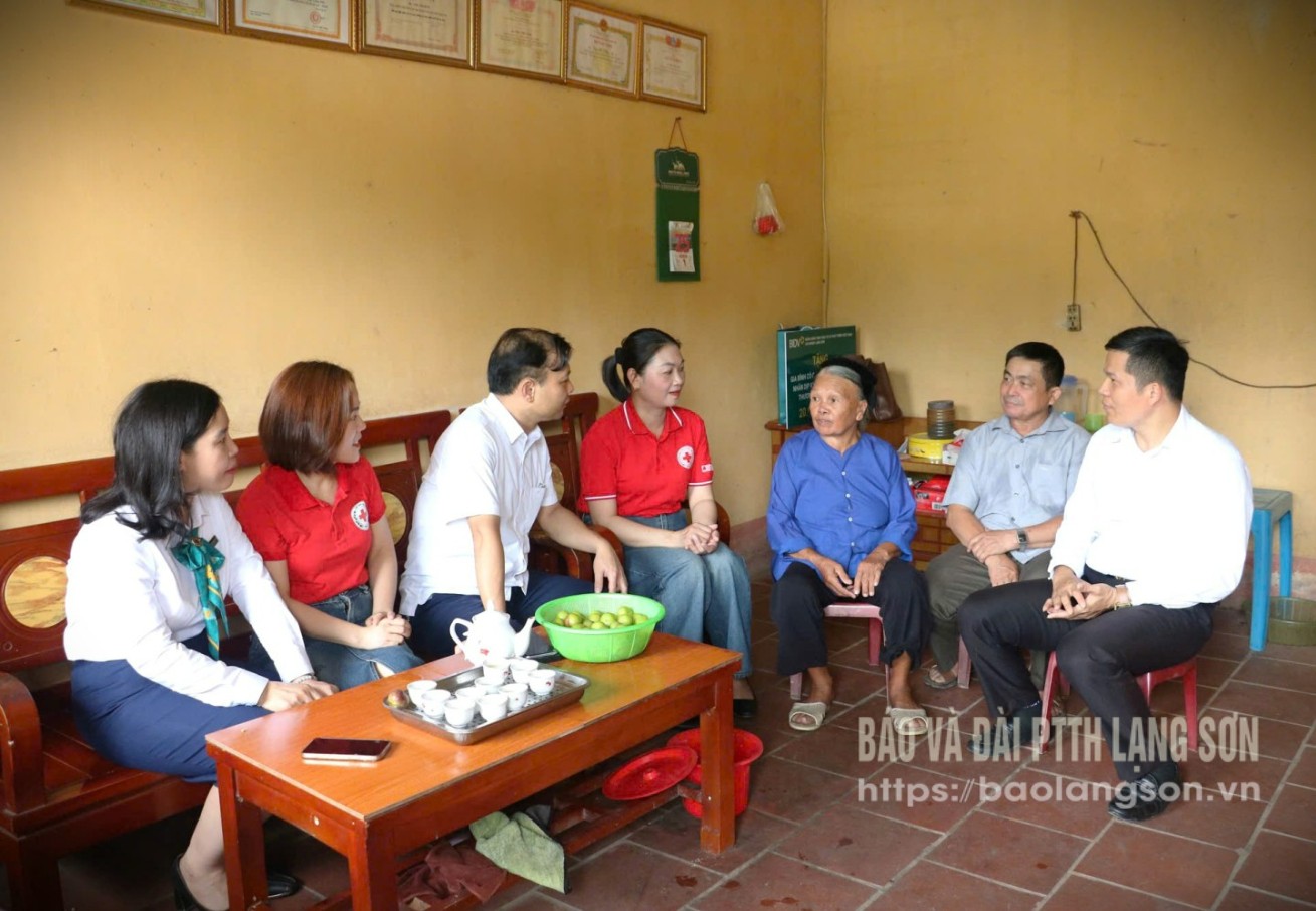 Đại diện Hội Chữ thập đỏ tỉnh và Ngân hàng Thương mại cổ phần Đầu tư và Phát triển Việt Nam Chi nhánh Lạng Sơn thăm, động viên gia đình nạn nhân chất độc da cam tại khối 24, phường Kỳ Lừa