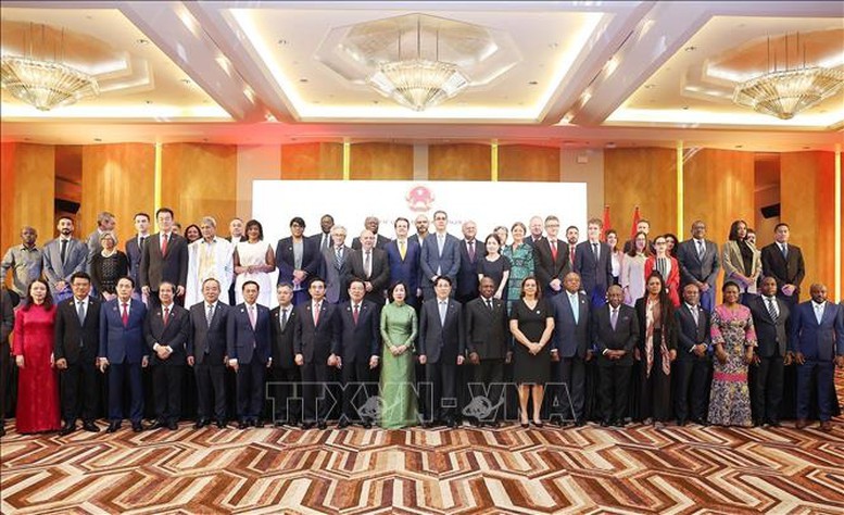Chủ tịch nước Lương Cường và Phu nhân cùng các đại biểu chụp ảnh chung. Ảnh: Lâm Khánh/TTXVN