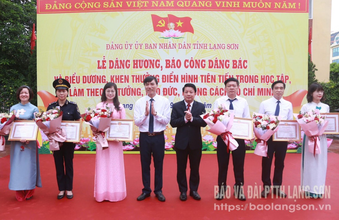 Lãnh đạo Đảng ủy UBND tỉnh trao giấy khen cho các tập thể có thành tích  xuất sắc trong học tập và làm theo tư tưởng, đạo đức, phong cách Hồ Chí Minh