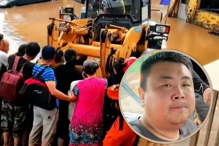 Vương Thiên Vũ cùng bạn giải cứu người dân khu vực bị lũ lụt bằng máy ủi. (Ảnh: Handout)