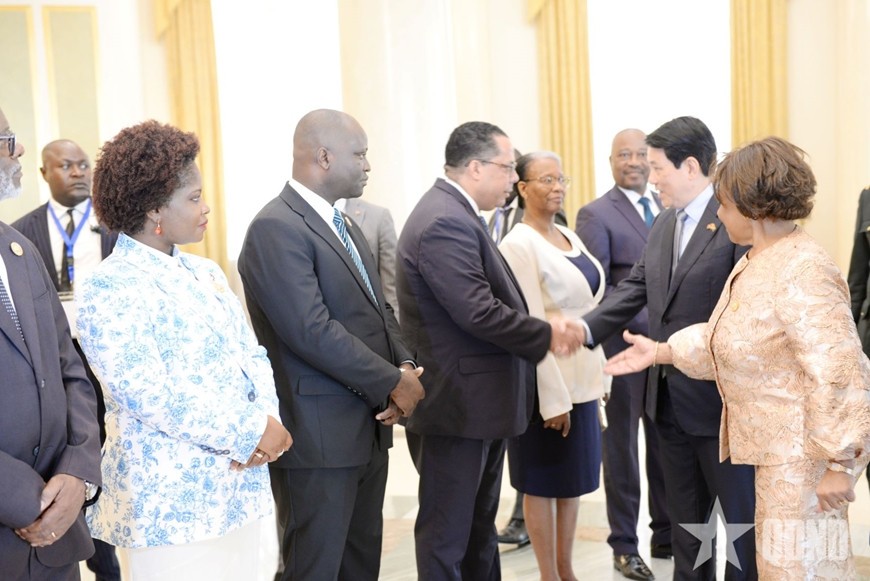 Chủ tịch Quốc hội Angola Carolina Cerqueira giới thiệu các đại biểu Quốc hội với Chủ tịch nước Lương Cường.