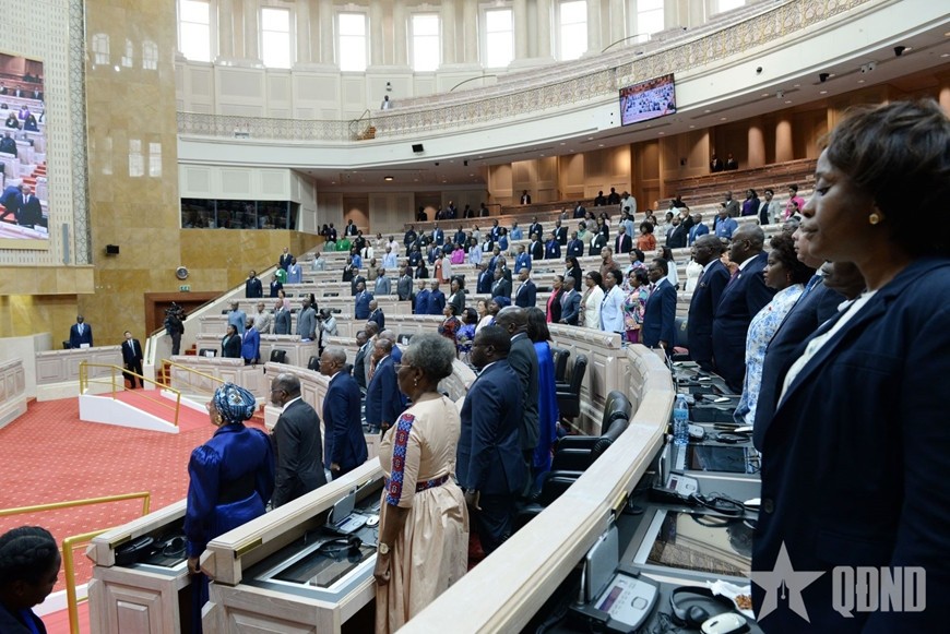 Toàn thể đại biểu Quốc hội Angola dự nghe bài phát biểu của Chủ tịch nước Lương Cường.