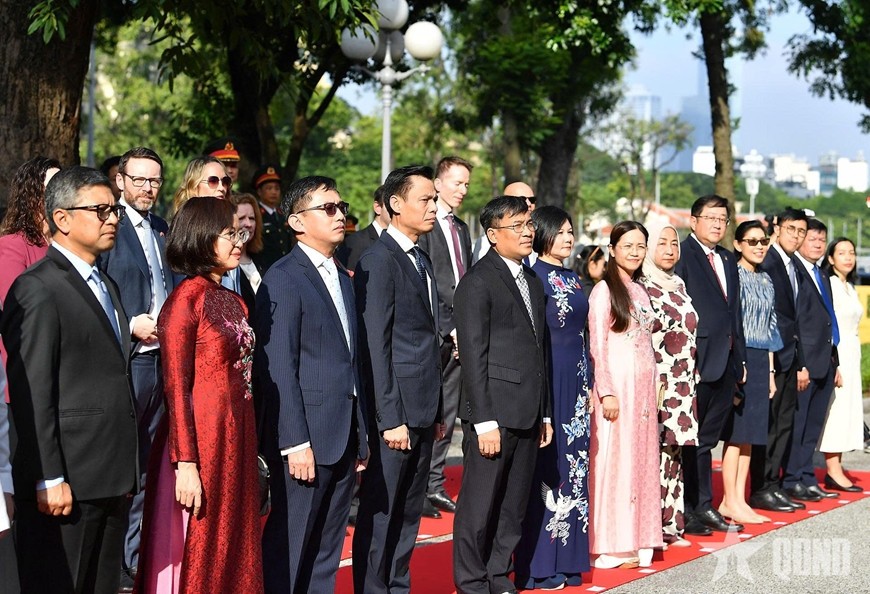 Lá cờ ASEAN được kéo lên trước sự chứng kiến của các đại biểu tham dự. Ảnh: TRỌNG HẢI 