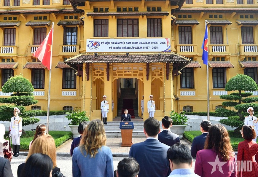 Thứ trưởng Thường trực Bộ Ngoại giao Nguyễn Minh Vũ phát biểu tại Lễ thượng cờ ASEAN. Ảnh: TRỌNG HẢI 
