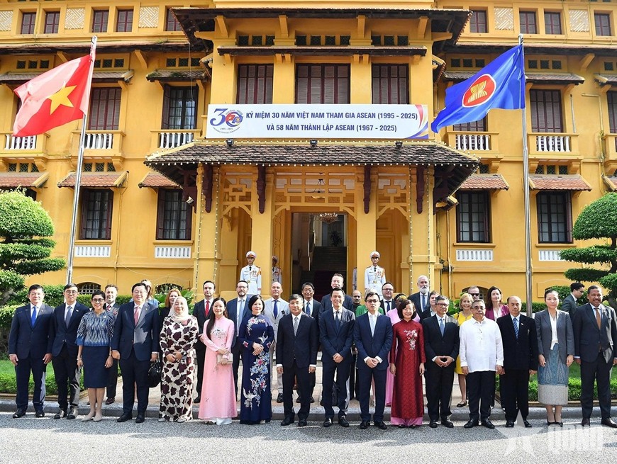 Các đại biểu tham dự Lễ thượng cờ ASEAN chụp ảnh chung. Ảnh: TRỌNG HẢI
