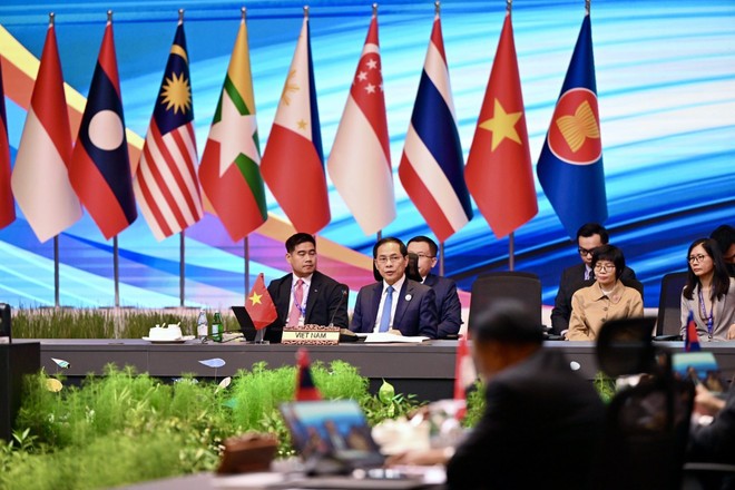 Phó Thủ tướng, Bộ trưởng Ngoại giao Bùi Thanh Sơn dẫn đầu đoàn đại biểu Việt Nam, nước điều phối quan hệ ASEAN-Anh giai đoạn 2024-2027, tại Hội nghị Bộ trưởng ASEAN-Anh ngày 11/7 ở Malaysia. Ảnh: TTXVN phát.