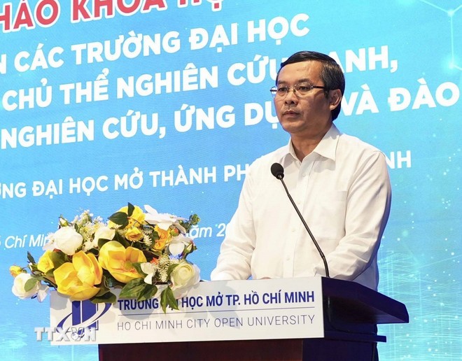 Thứ trưởng Bộ Giáo dục và Đào tạo Nguyễn Văn Phúc phát biểu tại hội thảo. (Ảnh: Thu Hoài/TTXVN)