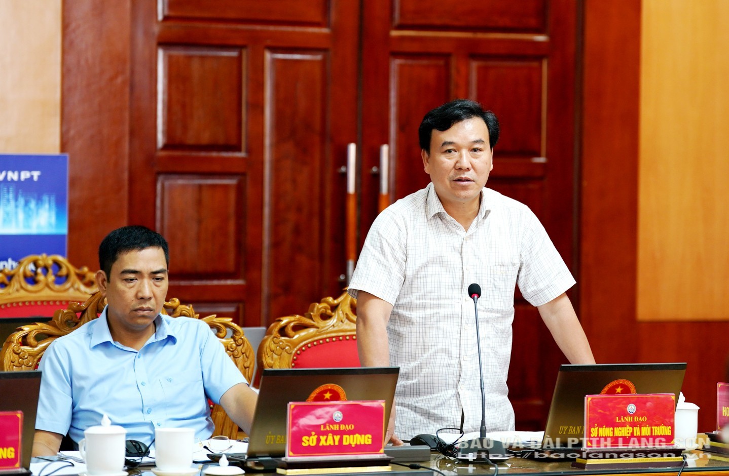 Lãnh đạo Sở Nông nghiệp và Môi trường báo cáo một số nội dung liên quan tại phiên họp