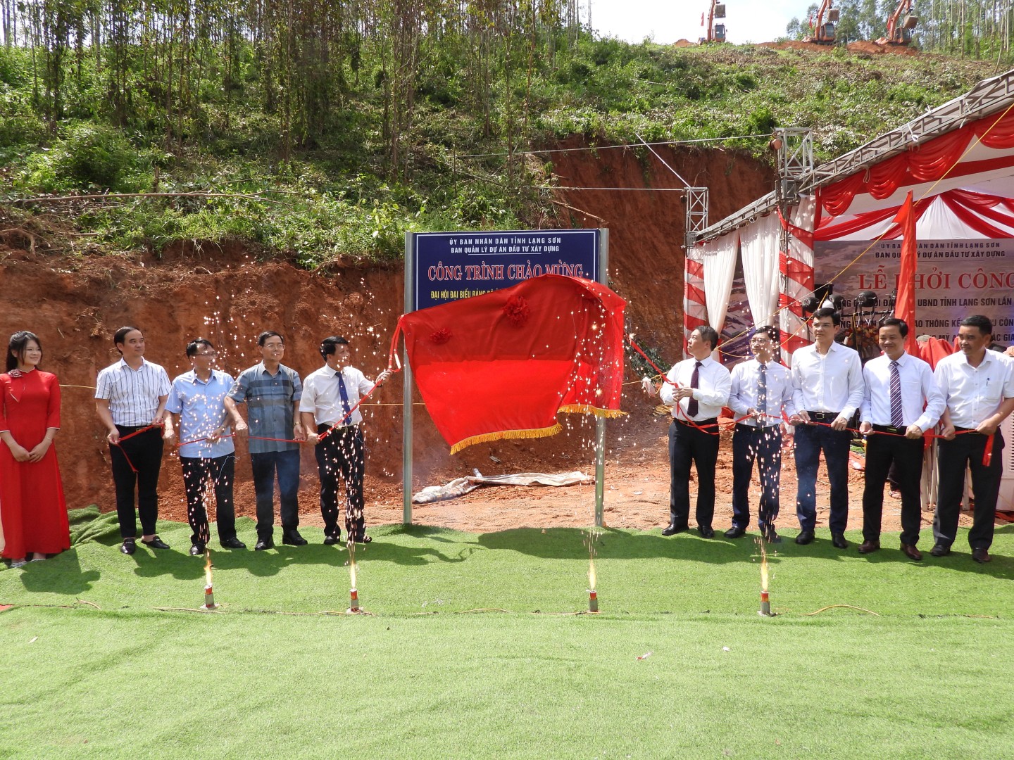 Đồng chí Phó Chủ tịch UBND tỉnh và các đại biểu thực hiện nghi thức gắn biển công trình
