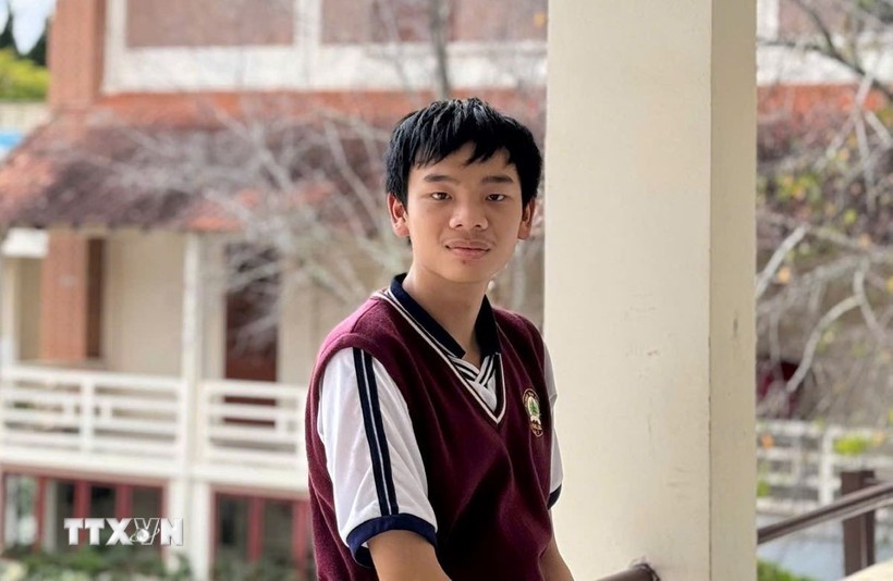 Dù hoàn cảnh gia đình khó khăn, em Đặng Huy Hậu, học sinh lớp 10 chuyên Tin trường THPT Chuyên Thăng Long, thành phố Đà Lạt (Lâm Đồng), vẫn giữ niềm đam mê tin học, có năng khiếu lập trình và đã đạt nhiều giải thưởng trong nước lẫn khu vực. (Ảnh: TTXVN phát)
