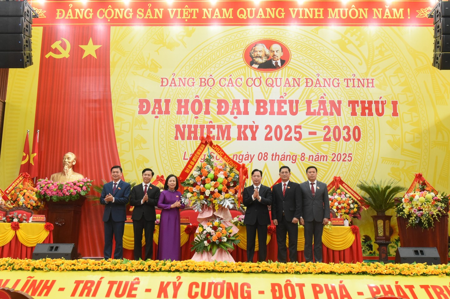 Đồng chí Hoàng Văn Nghiệm, Bí thư Tỉnh ủy, Trưởng Đoàn đại biểu Quốc hội tỉnh tặng hoa chúc mừng đại hội