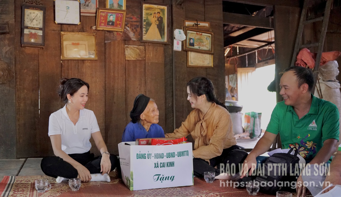 Lãnh đạo xã Cai Kinh và lãnh đạo Trung tâm Xúc tiến Đầu tư, Thương mại và Du lịch tỉnh thăm, tặng quà các gia đình