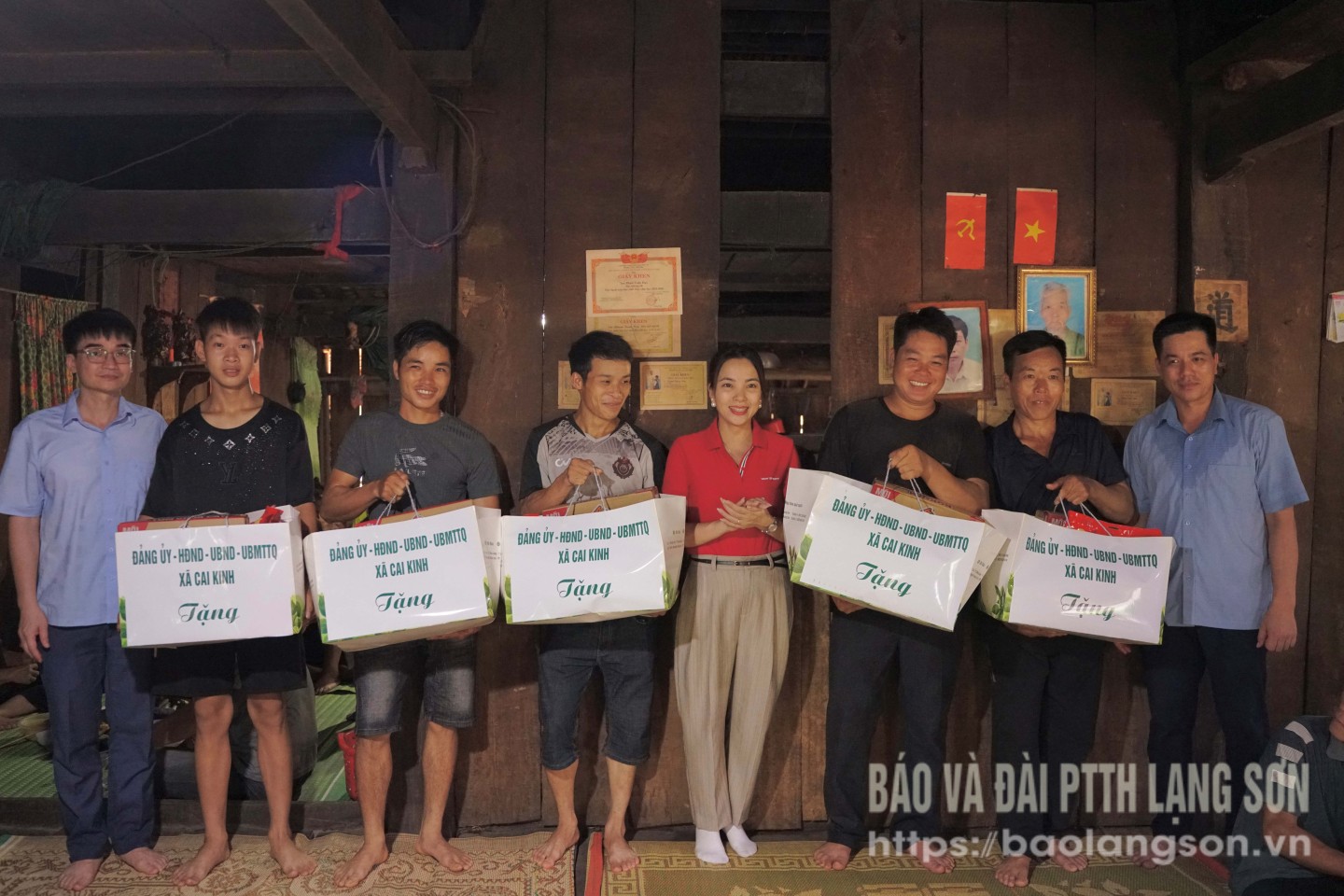 Lãnh đạo xã Cai Kinh tặng quà các gia đình