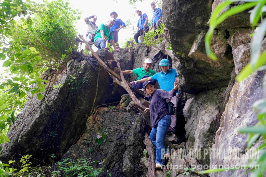 Các thành viên trong đoàn trekking đường mòn “Hành trình đến với ngôi làng mang tên Hạnh Phúc”
