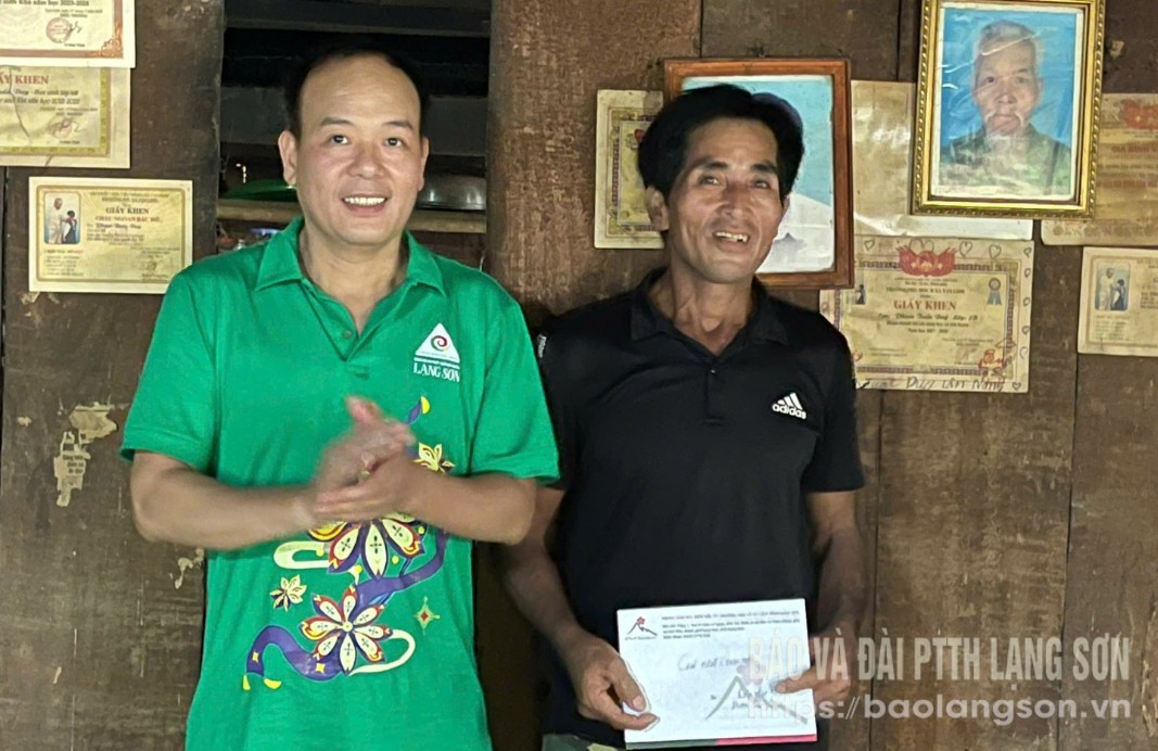 Lãnh đạo Trung tâm Xúc tiến Đầu tư, Thương mại và Du lịch tỉnh trao thưởng cho đại diện hộ gia đình