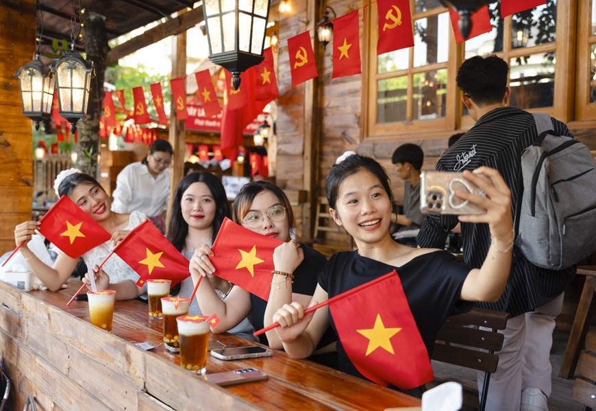 Các bạn trẻ chụp ảnh tại một quán cà phê trong Khu đô thị Dương Nội. Ảnh: THÁI HƯNG