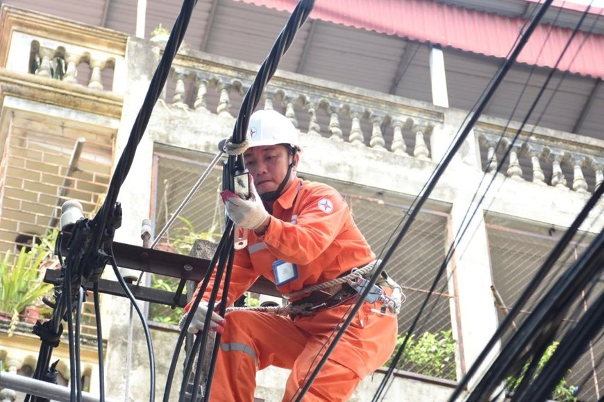 EVNHANOI tổng kiểm tra, rà soát lưới điện bảo đảm sinh hoạt và các hoạt động chào mừng đại lễ. Ảnh: KHÁNH AN 