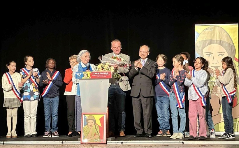 Đại sứ Việt Nam tại Pháp Đinh Toàn Thắng, Thị trưởng Villejuif Pierre Garzon và Nghị sỹ danh dự Hélène Luc tại buổi lễ trao tặng danh hiệu 