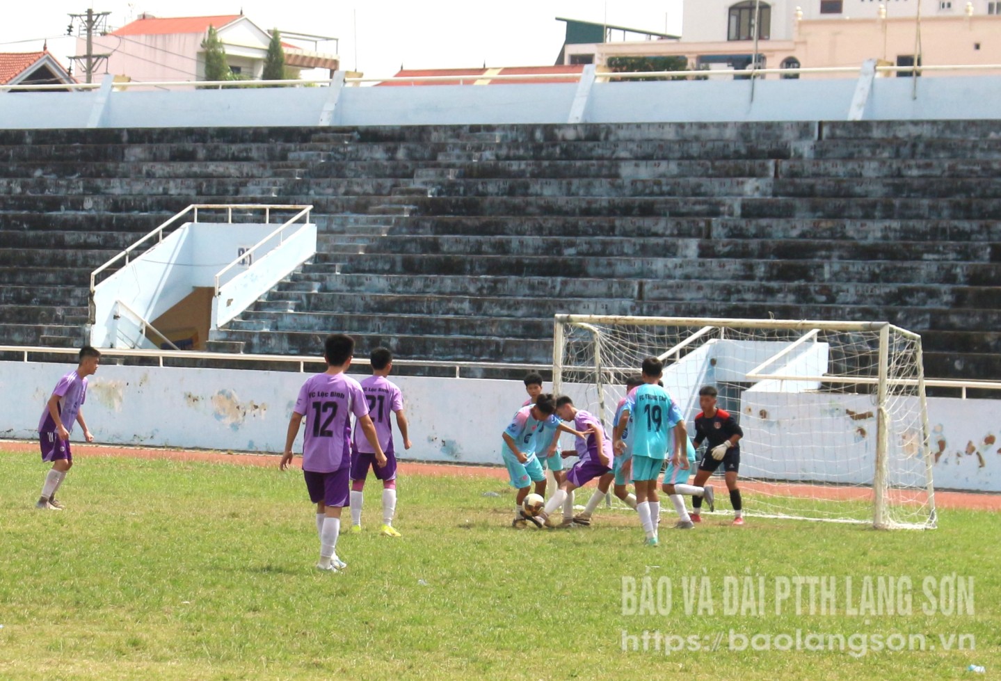 Pha tranh chấp bóng trước khung thành trong trận thi đấu nội dung U14 giữa FC Trung tâm thể thao và FC Lộc Bình 