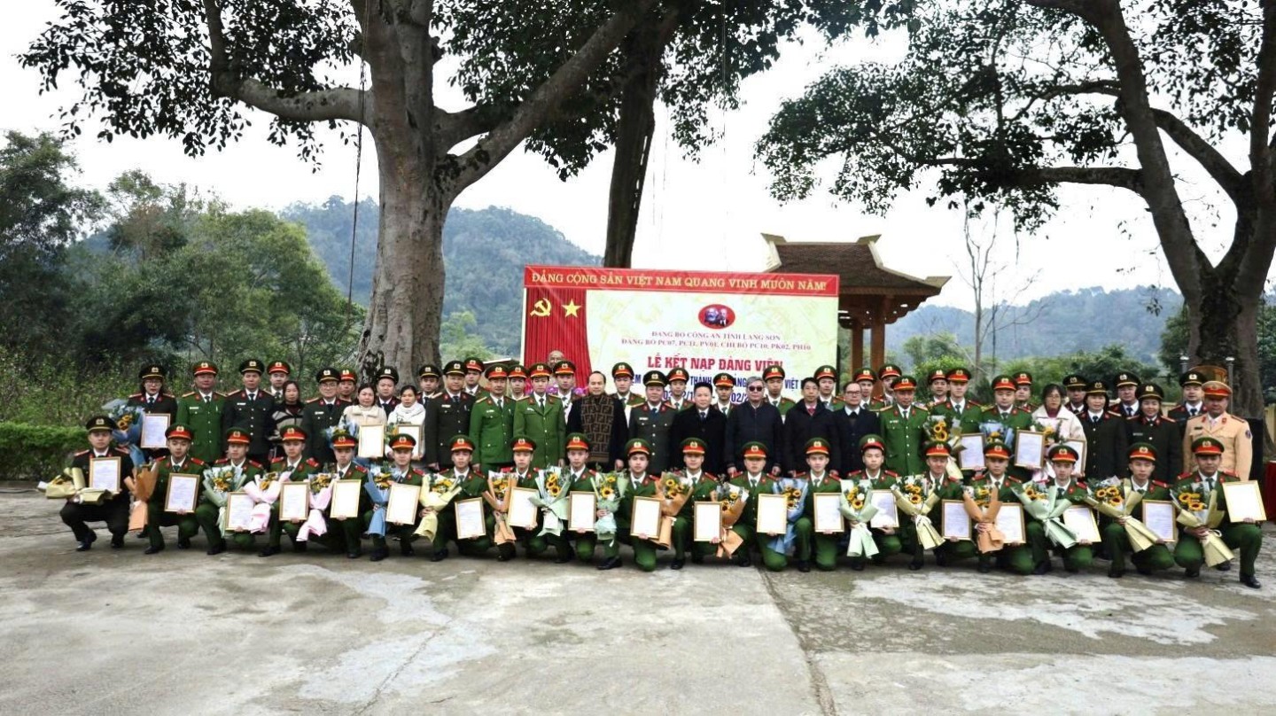Đảng bộ Công an tỉnh tổ chức Lễ kết nạp đảng viên mới tại đình Háng Pài - nơi thành lập chi bộ Đảng đầu tiên của tỉnh Lạng Sơn