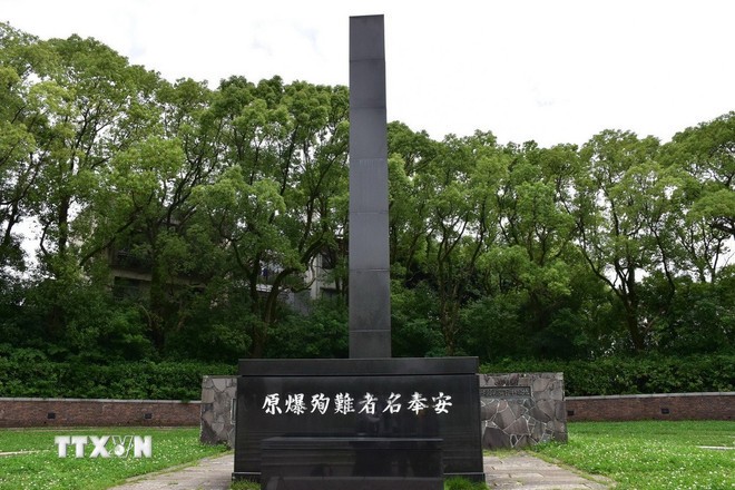 Cột đá đen được đặt tại vị trí tâm chấn của vụ nổ hạt nhân ở Nagasaki. (Ảnh: Nguyễn Tuyến/TTXVN)