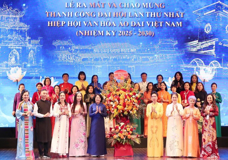 Nguyên Phó Chủ tịch nước Đặng Thị Ngọc Thịnh tặng hoa chúc mừng Hiệp hội Văn hóa Áo dài Việt Nam ra mắt. Ảnh: Trần Huấn