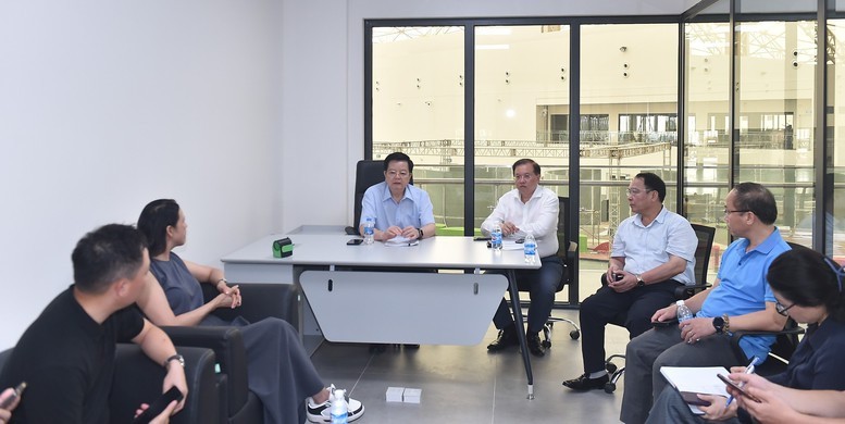 Phó Thủ tướng Mai Văn Chính chủ trì cuộc họp rà soát các công việc liên quan đến thi công gian hàng của các đơn vị tại Triển lãm quốc gia Việt Nam - Ảnh: VGP/Giang Thanh