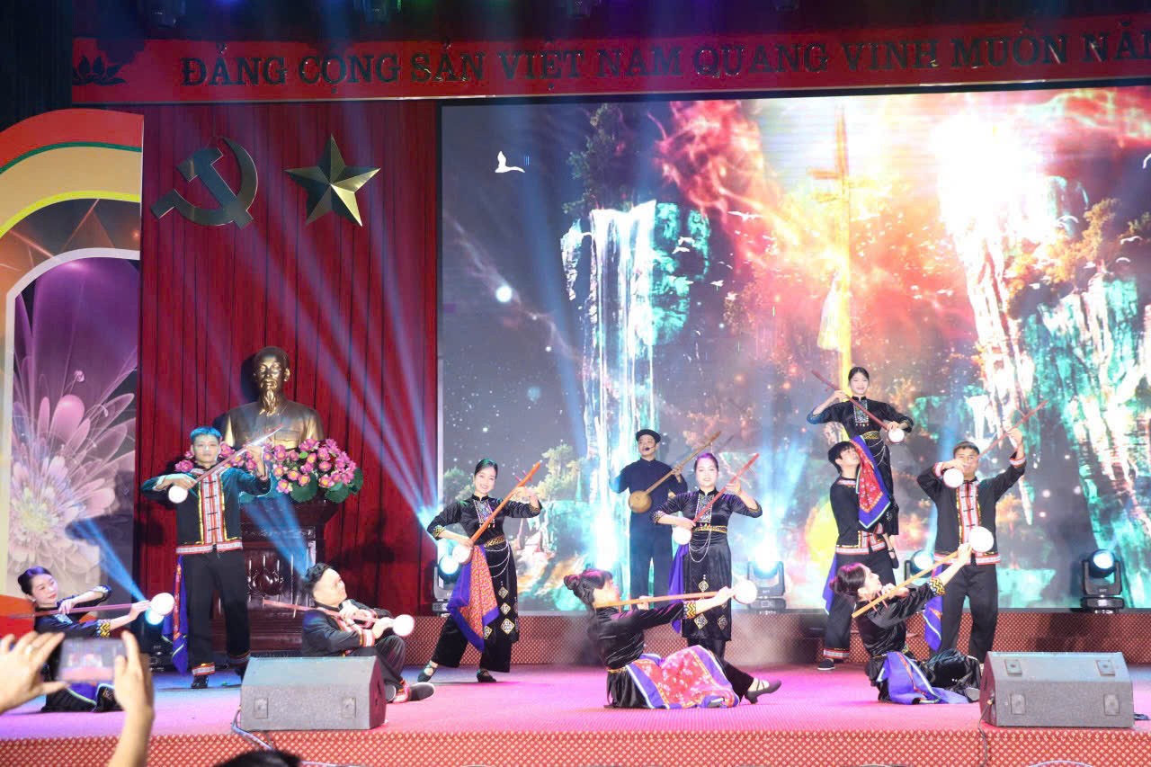 Tiết mục múa “Ánh sáng nguồn cội” do các nghệ sĩ, diễn viên Đội Tuyên truyền lưu động tỉnh Lạng Sơn biểu diễn đoạt huy chương bạc tại hội thi