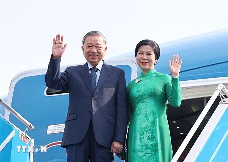 Tổng Bí thư Tô Lâm và Phu nhân lên đường thăm cấp Nhà nước Đại Hàn Dân Quốc. (Ảnh: Thống Nhất/TTXVN)