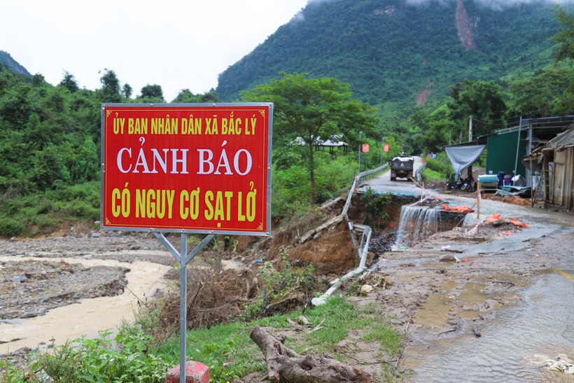 Chính quyền địa phương xã Bắc Lý (tỉnh Nghệ An) đã cho cắm biển cảnh báo tại hai đầu điểm sạt lở để người đi đường chú ý đề phòng. (Ảnh: Xuân Tiến/TTXVN)
